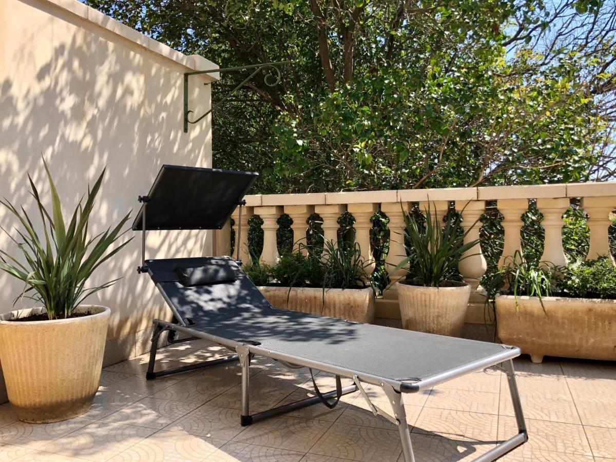 Cote Jardin Est Un Spacieux Et Lumineux T3, Entierement Renove, A 2 Pas De L'Herault Et A 10Min Du Bord De Mer Proche Du Centre Historique Et Du Fabuleux Chateau Laurens, Vous Apprecierez Le Calme De Sa Belle Terrasse Et La Vue Superbe Sur Le Jardin Agde Eksteriør bilde